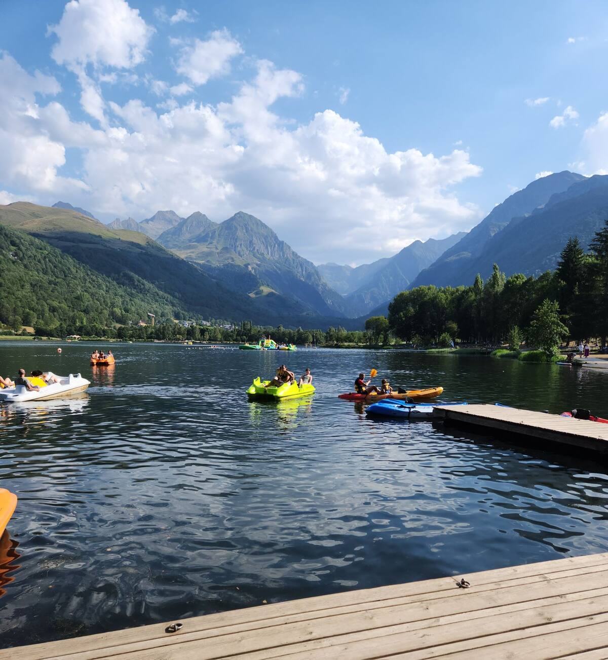 Lac de montagne dans la vallée l'été